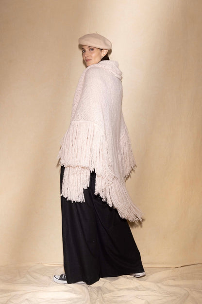 JUJUY THROW in White off - Full length three-quarter view on female model with beret against studio background