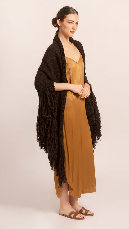 JUJUY THROW in Brown - Aside view on female model showcasing the drape