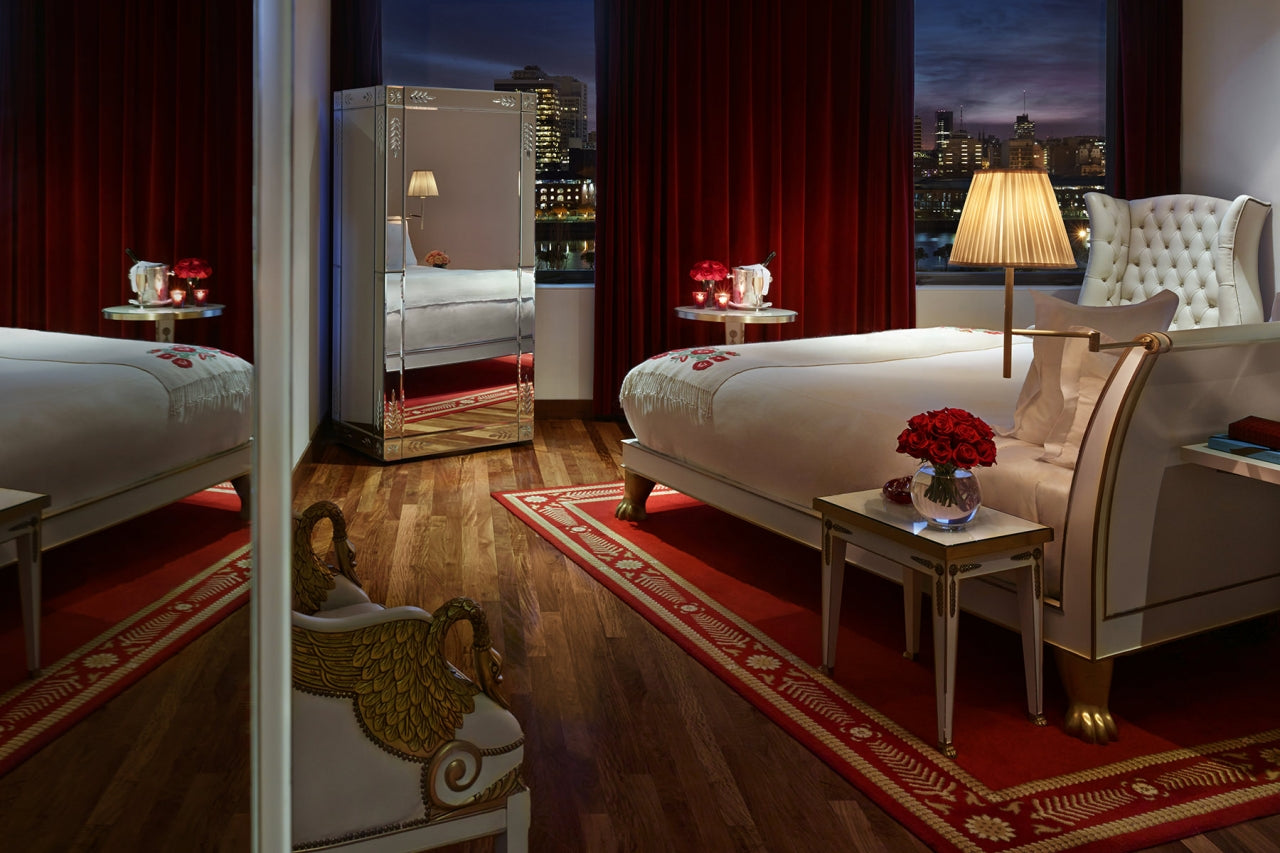 MANTA BORDADA A MANO ROSAS. EDICION "HOTEL FAENA"