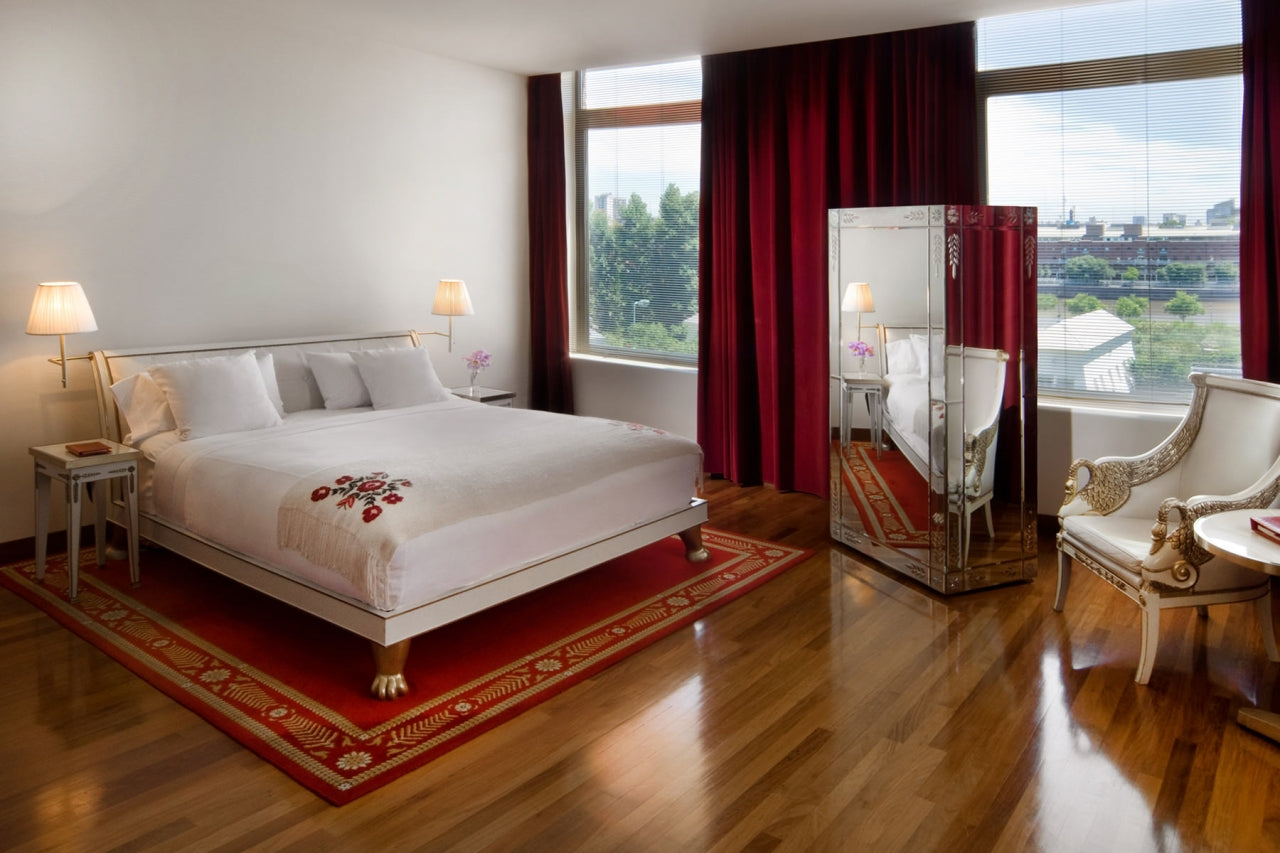 MANTA BORDADA A MANO ROSAS. EDICION "HOTEL FAENA"