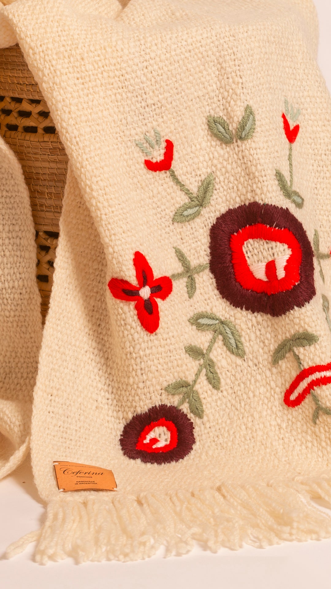 MANTA BORDADA A MANO ROSAS. EDICION "HOTEL FAENA"